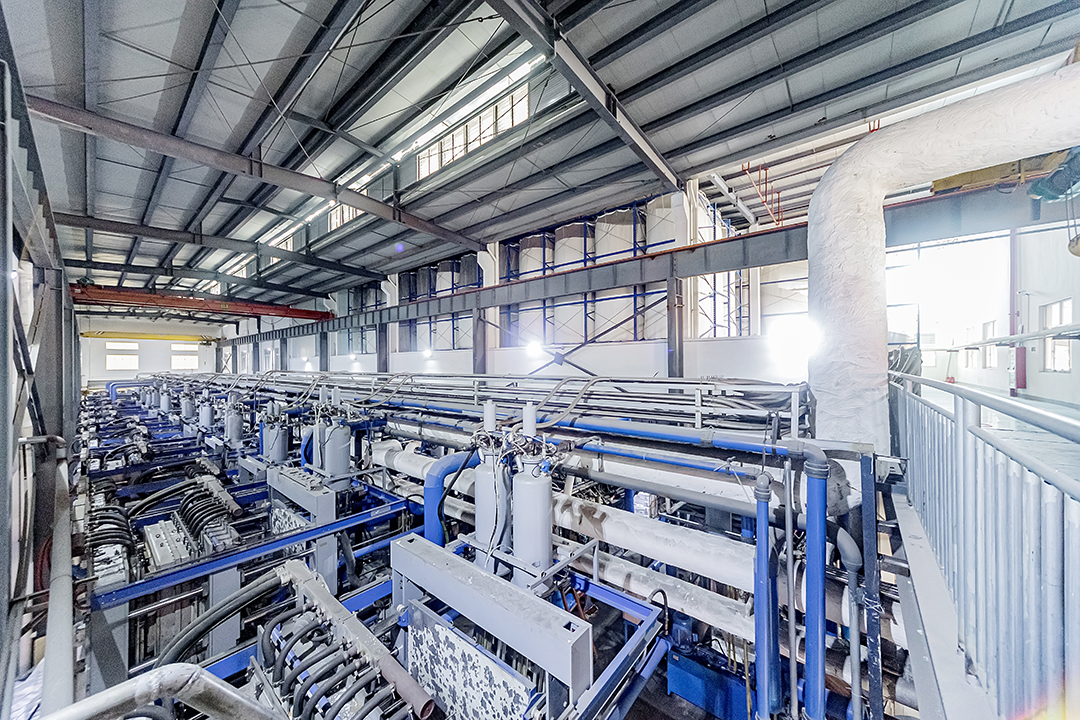 擁有從國外大量引進的先進預(yù)發(fā)機、全自動成型機、烘干機及空壓機等設(shè)備